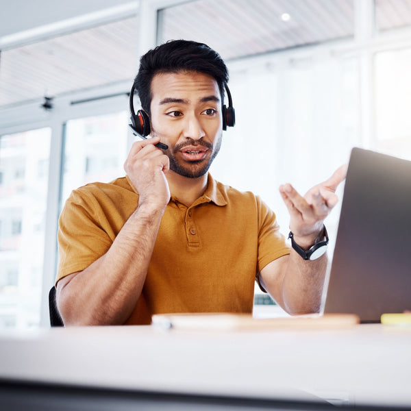 Man in online consultation call representing Shopify webshop consulting session with JFK Løvlien