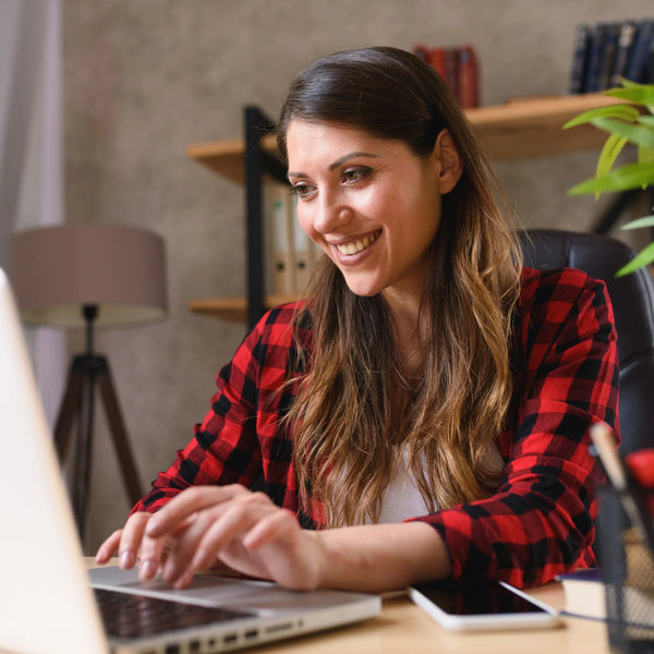 Woman learning online during Shopify consulting session with JFK Løvlien, focused on smarter e-commerce workflows
